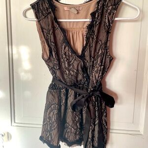 Tie lace sleeveless blouse